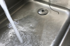 Køkkenvask fyldes med vand og testes